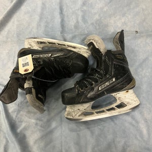 Junior Bauer Supreme 190 Hockey Skates Regular Width Size 2.5 (Used)