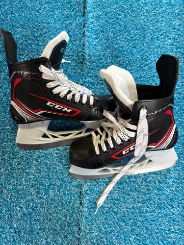 Junior CCM JetSpeed FT340 Hockey Skates Regular Width Size 3 (New)