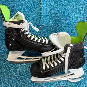 Intermediate Bauer XLS Hockey Skates Regular Width Size 4 (Used)