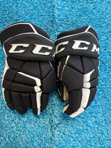 Black Junior CCM Tacks 9040 Gloves 11" (Used)