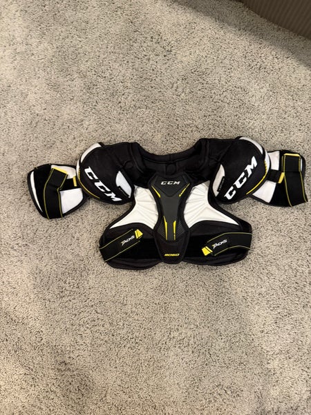 Junior Small CCM Tacks 9060 Shoulder Pads (Used)