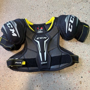 Medium Junior CCM Tacks 9550 Shoulder Pads (Used)