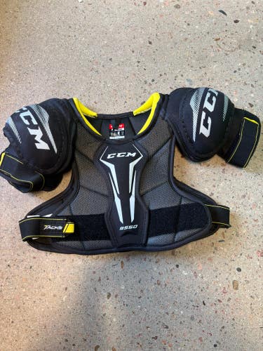 Medium Junior CCM Tacks 9550 Shoulder Pads (Used)