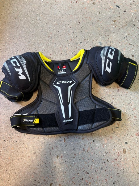 Medium Junior CCM Tacks 9550 Shoulder Pads (Used)