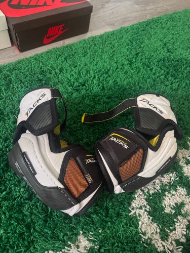 Medium Senior CCM Super Tacks Elbow Pads (Used)