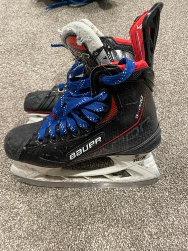 2022 Bauer Vapor 3XPro Hockey Skates Regular Width Size 2 (Used)