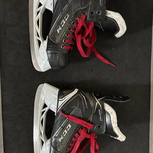 CCM Tacks 9040 Hockey Skates Size 2 (Used)