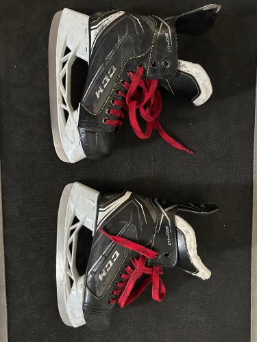 CCM Tacks 9040 Hockey Skates Size 2 (Used)