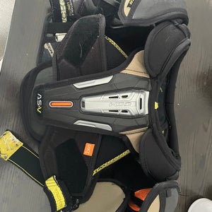 Junior Small CCM Tacks ASV Shoulder Pads (Used)