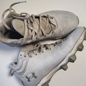 White Kids Size M4.0 (W 5.0) Youth Under Armour Mid Top Molded Cleats (Used)