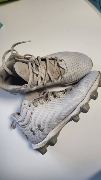 White Kids Size M4.0 (W 5.0) Youth Under Armour Mid Top Molded Cleats (Used)
