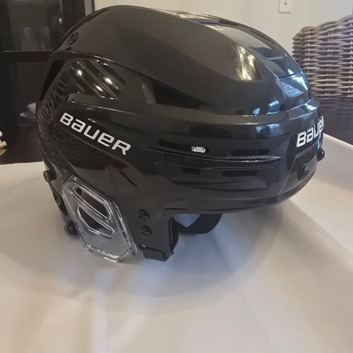 Small Bauer Re-Akt 85 Helmet like new