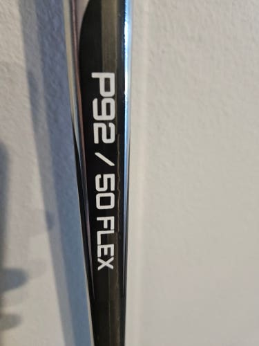 Intermediate Bauer Hyperlite 2 Right Handed Hockey Stick P92 (Used)