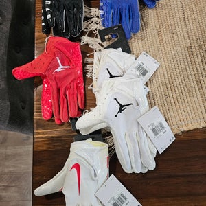 Adult Medium Air Jordan Gloves (New)