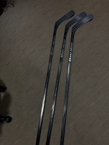 Intermediate Bauer Vapor Hyperlite 2 Right Handed Hockey Stick Pro Stock (Used)