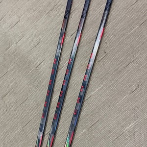 Intermediate Bauer Vapor Hyperlite 2 Right Handed Hockey Stick Pro Stock (Used)