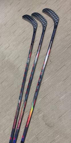 Intermediate Bauer Vapor Hyperlite 2 Right Handed Hockey Stick Pro Stock (Used)