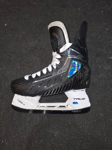 2024 True Pro Custom Hockey Skates 5.5 (Used)
