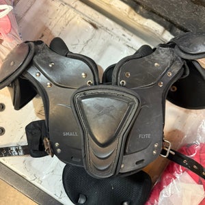 Small Youth Xenith Flyte Shoulder Pads (Used)