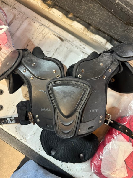 Small Youth Xenith Flyte Shoulder Pads (Used)