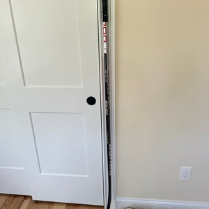 Intermediate Bauer Vapor Hyperlite Right Handed Hockey Stick P28 (Used)