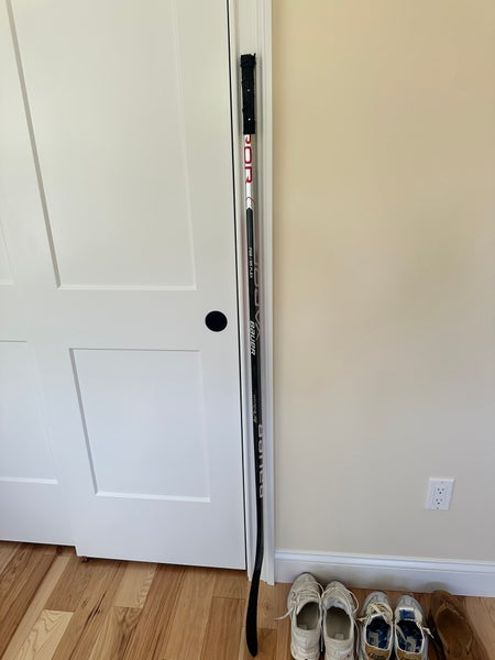 Intermediate Bauer Vapor Hyperlite Right Handed Hockey Stick P28 (Used)