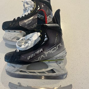 Bauer Vapor Hyperlite Hockey Skates Size 4 (Used)