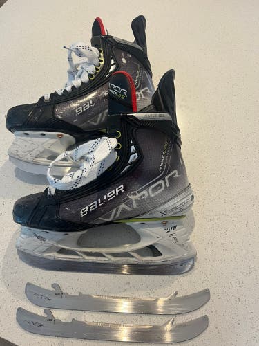 Bauer Vapor Hyperlite Hockey Skates Size 4 (Used)