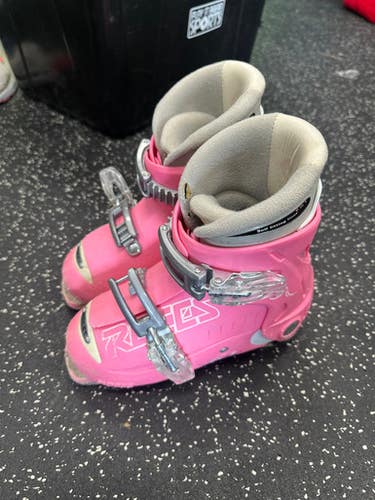 Used Roces 61 Girls DH Ski Boot Pink 255 MP - M07.5 - W08.5 11849-S000029737