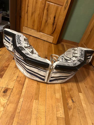 Hockey goalie leg pads