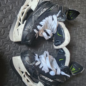 CCM RibCor Hockey Skates Regular Width Size 2.5 (Used)