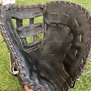 Black Wilson A2000 RH First Base Baseball Glove 12.5" (Used)