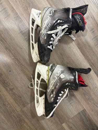 Bauer Vapor Hyperlite Hockey Skates Regular Width Pro Stock 8.5 (Used)