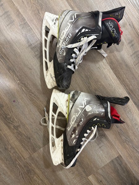 Bauer Vapor Hyperlite Hockey Skates Regular Width  Pro Stock 8.5 (Used)