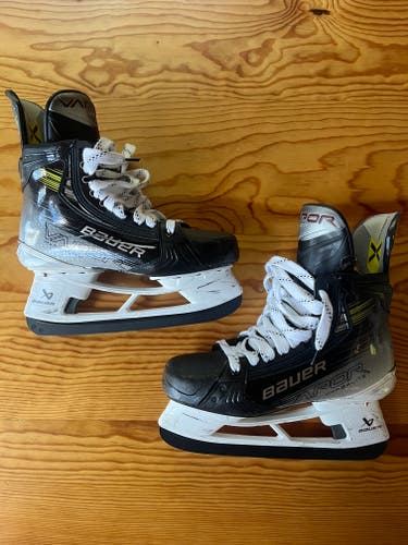 2024 Bauer Vapor Hyperlite 2 Hockey Skates Regular Width 8.5 (Used)