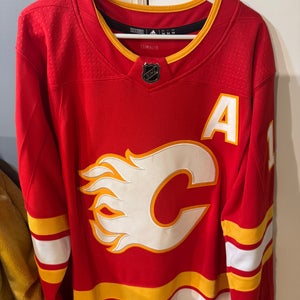 Calgary Flames Adidas Matthew Tkachuk Jersey (size 54 Never Worn)
