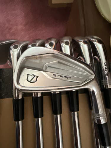 Men's 2024 Wilson Staff Right Handed Clubs (Full Set) Regular Flex 8 Pieces (Used)