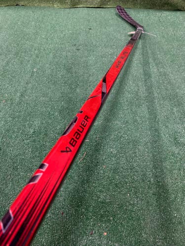 Intermediate Bauer Hyperlite 2 Hockey Stick Left Hand P28M (Used)
