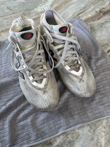 White Unisex  Size M 9.5 (W 10.5) New Balance Molded Cleats Cleats (Used)
