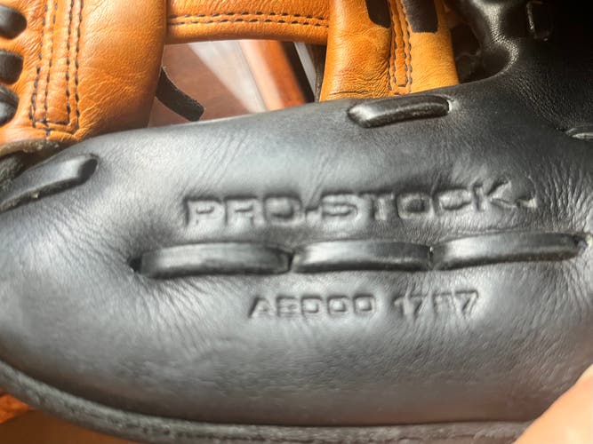 Used Wilson A2000 1787 Right-Hand Throw Infield Baseball Glove (12")