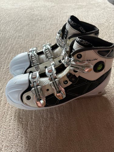 Hockey / Goalie Skate Buckle System