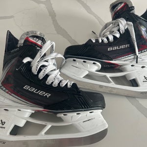 2025 Bauer Vapor Flylite Hockey Skates Regular Width  Pro Stock Size 4 (Used)