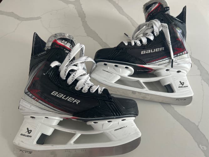 2025 Bauer Vapor Flylite Hockey Skates Regular Width Pro Stock Size 4 (Used)