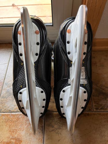 2024 Bauer Supreme M40 Hockey Skates   7 (Used)