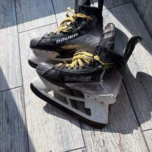 Bauer Vapor Hyperlite 2 Hockey Skates Regular Width  6.5 (Used)