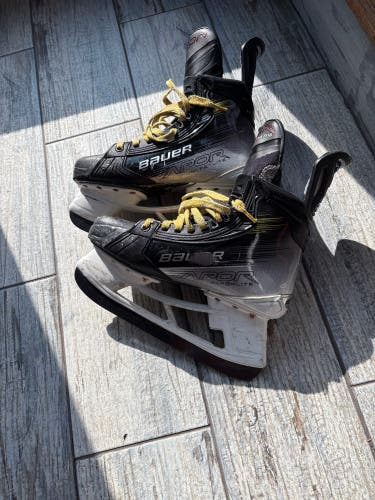 Bauer Vapor Hyperlite 2 Hockey Skates Regular Width 6.5 (Used)
