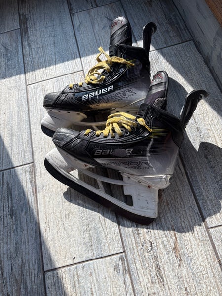 Bauer Vapor Hyperlite 2 Hockey Skates Regular Width  6.5 (Used)