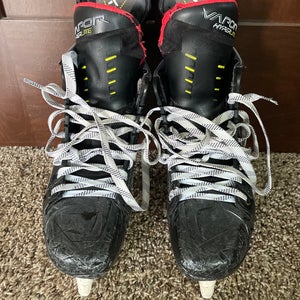 Bauer Vapor Hyperlite Hockey Skates Size 6.5 (Used)