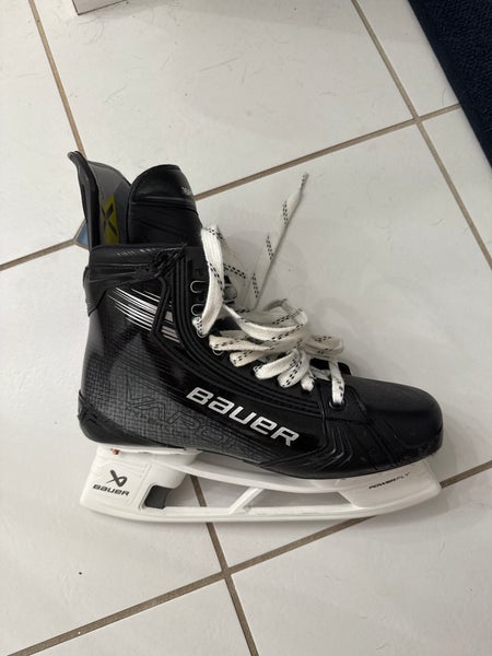 2025 Bauer Vapor Hyperlite 2 Hockey Skates Regular Width  Pro Stock 8.5 (New)