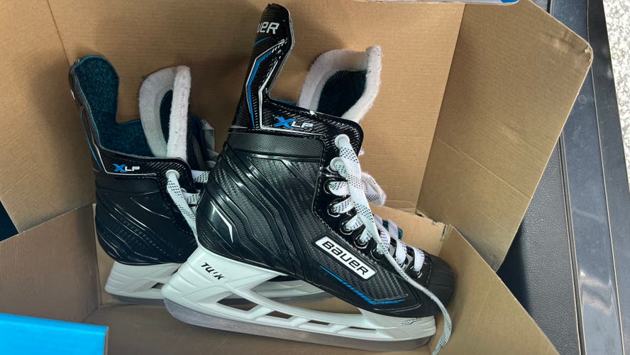 Bauer X LP Intermediate Hockey Skates Size 5 (Used)